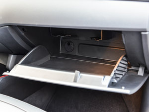 2015款1.6T 手动悦动派 手套箱