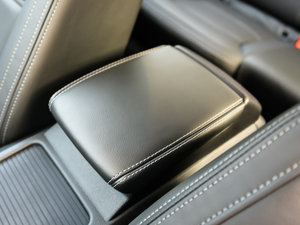 2015款1.6T 手动悦动派 中央扶手箱