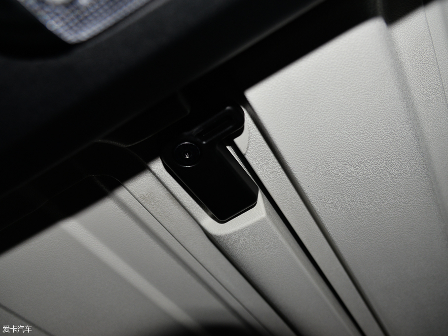 2015�����R�� 3.0L ���T������ Sahara