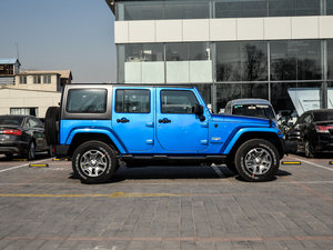 2015款3.0L 四门版 Sahara 整体外观