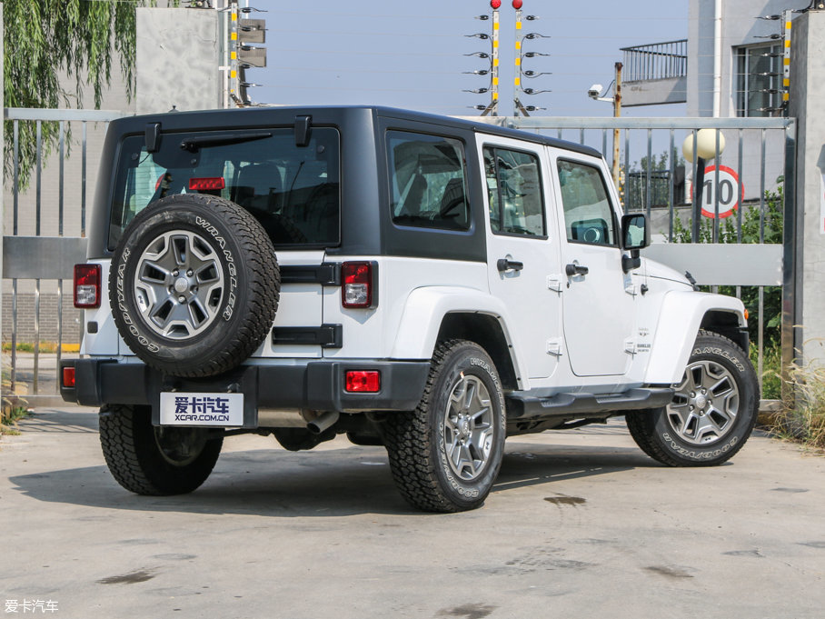 2016 3.0L Sahara Ű