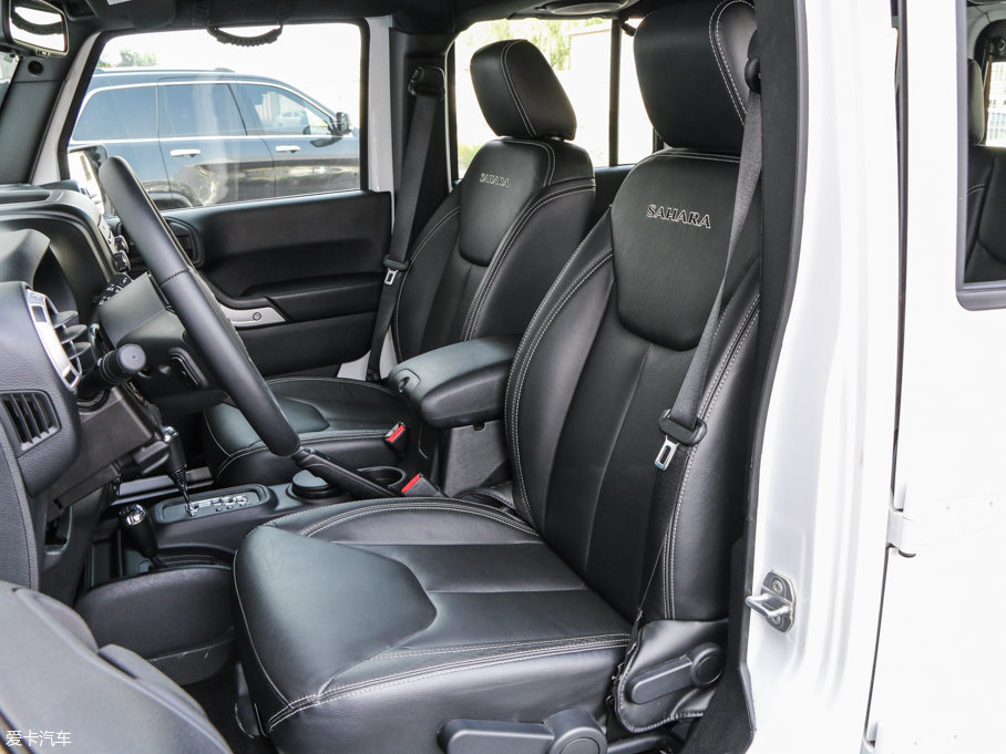 2016�����R�� 3.0L Sahara ���T��