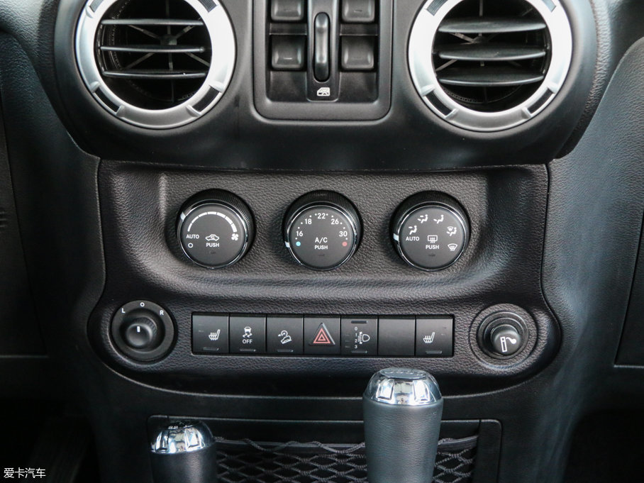 2016�����R�� 3.0L Sahara ���T��