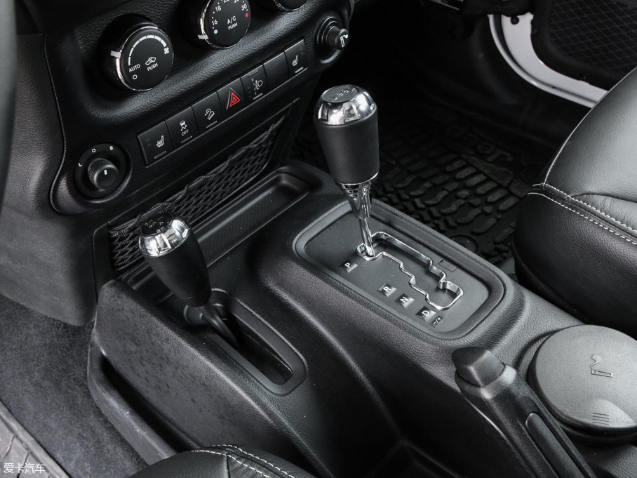 2016�����R�� 3.0L Sahara ���T��