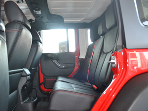 2017款3.6L Rubicon Recon十年限量珍藏版 后排空间