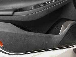 2018款1.6L 自动逸心版 国V 前门储物空间