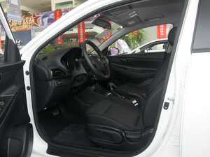 2018款1.6L 自动悦目版 国V 前排空间