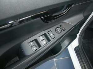 2018款1.6L 自动悦目版 国V 主驾车窗控制区	