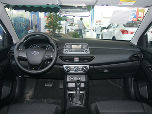 2018款1.6L 自动悦目版 国V 内饰全景
