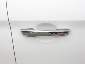 2019款1.5L CVT智炫精英型 国VI 主驾门拉手