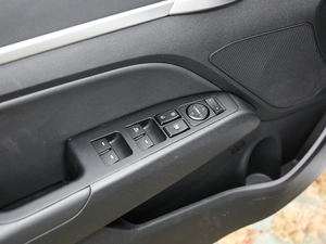 2019款1.5L CVT智炫精英型 国VI 主驾车窗控制区	