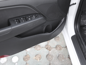 2019款1.5L CVT智炫豪华型 国VI 前门储物空间