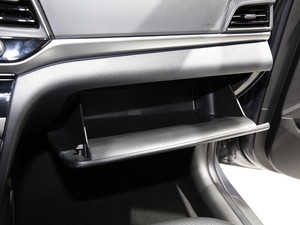 2019款插电混动 1.6L PHP智行版 手套箱