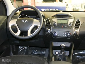 2010款2.0L 手动两驱新锐版 中控区