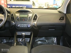 2010款2.0L 手动两驱新锐版 中控区