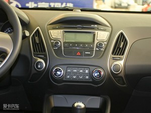 2010款2.0L 手动两驱新锐版 中控区