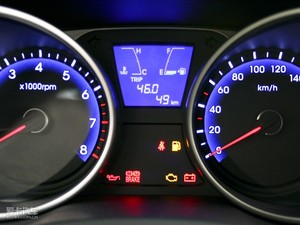 2010款2.0L 手动两驱新锐版 中控区