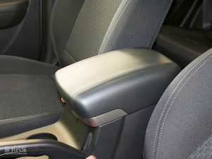 2010款2.0L 手动两驱新锐版 中央扶手箱