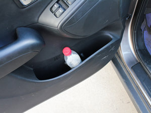 2010款2.0L 自动两驱精英版 前门储物空间