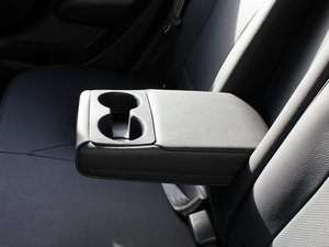 2010款2.0L 自动两驱精英版 后排中央扶手