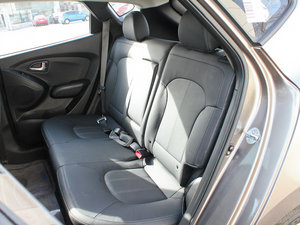 2010款2.0L 自动两驱精英版 后排座椅