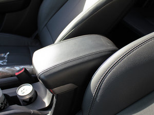 2010款2.0L 自动两驱精英版 中央扶手箱