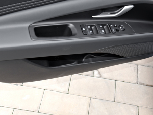 2023款1.5L CVT TOP旗舰版 前门储物空间