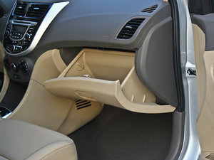 2010款1.6L GLS 自动尊贵版 手套箱