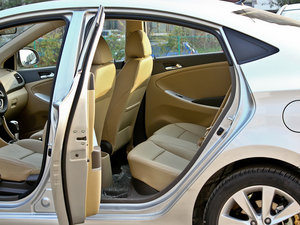 2010款1.6L GLS 自动尊贵版 后排空间