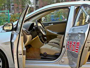 2010款1.6L GLS 自动尊贵版 前排空间