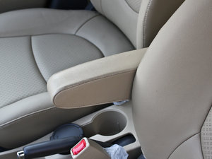 2010款1.6L GLS 自动尊贵版 中央扶手箱