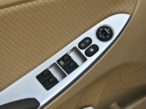 2010款1.6L GLS 自动尊贵版 主驾车窗控制区	
