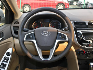 2010款1.6L GLS 自动尊贵版 方向盘