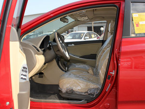2011款1.4L GLS 自动豪华版 前排空间