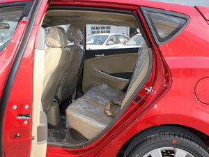 2011款1.4L GLS 自动豪华版 后排空间