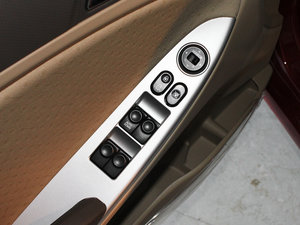 2011款1.4L GS 自动舒适版 主驾车窗控制区	