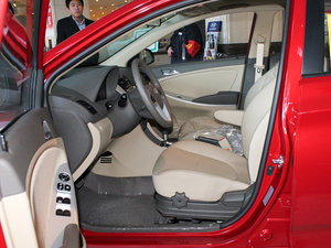 2011款1.4L GS 自动舒适版 前排空间