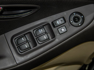 2011款1.6L 手动豪华版 主驾车窗控制区	
