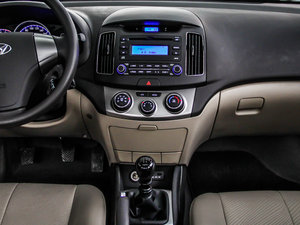 2011款1.6L 手动豪华版 中控台