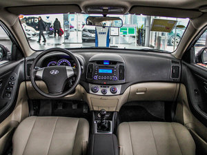 2011款1.6L 手动豪华版 内饰全景