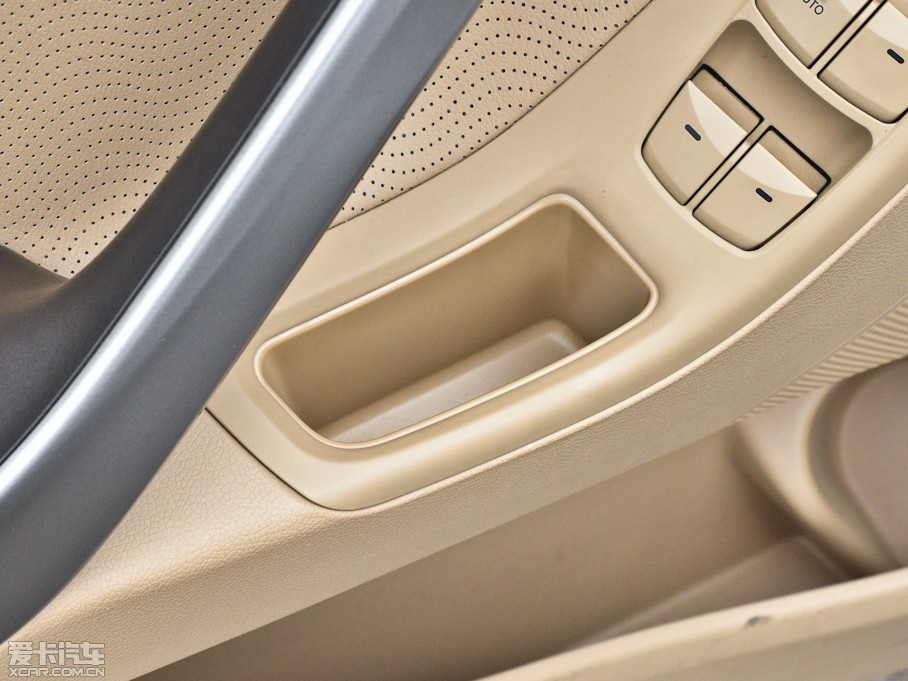 2012���ʄ� 1.6 DLX �Ԅ����F��