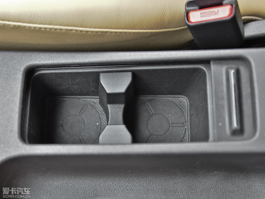 2012���ʄ� 1.6 DLX �Ԅ����F��