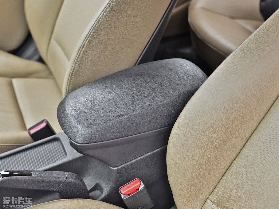 2012���ʄ� 1.6 DLX �Ԅ����F��