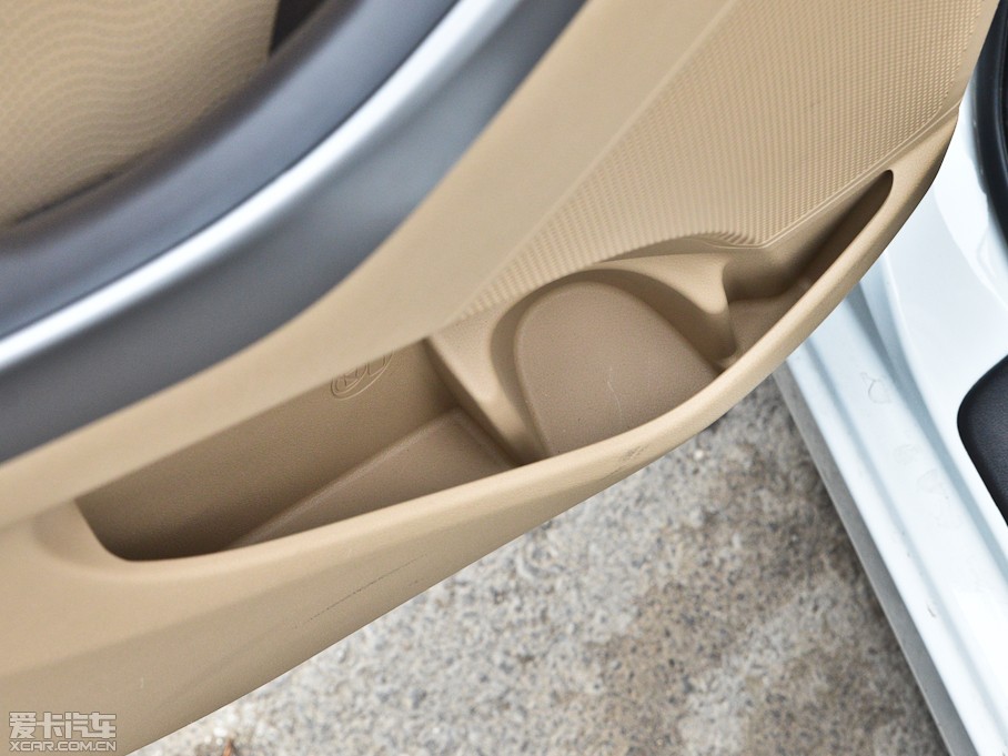 2012���ʄ� 1.6 DLX �Ԅ����F��