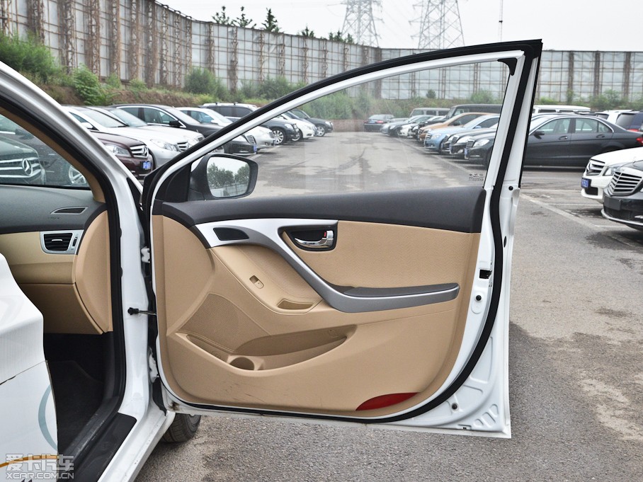 2012���ʄ� 1.6 DLX �Ԅ����F��