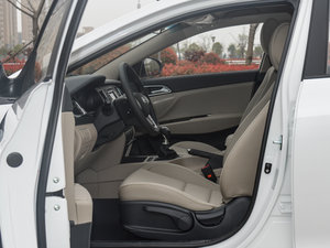 2014款1.8L 手动舒适GL型 前排空间