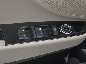 2014款1.8L 手动舒适GL型 主驾车窗控制区	