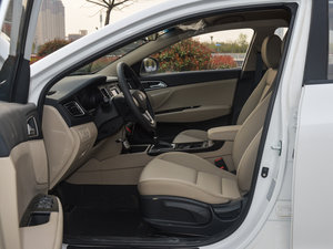 2014款1.8L 自动舒适GL型 前排空间