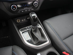 2015款1.6L 自动两驱尊贵型DLX 换挡杆