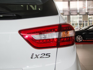 2015款2.0L 自动四驱领先型GLX 尾灯